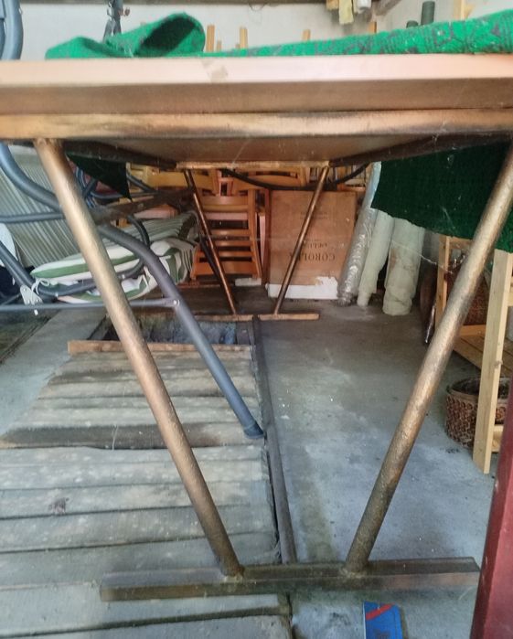 Голяма дървена маса с метална основа