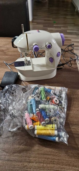Masina de cusut  HOBBYCRAFT + multe bobine metalice