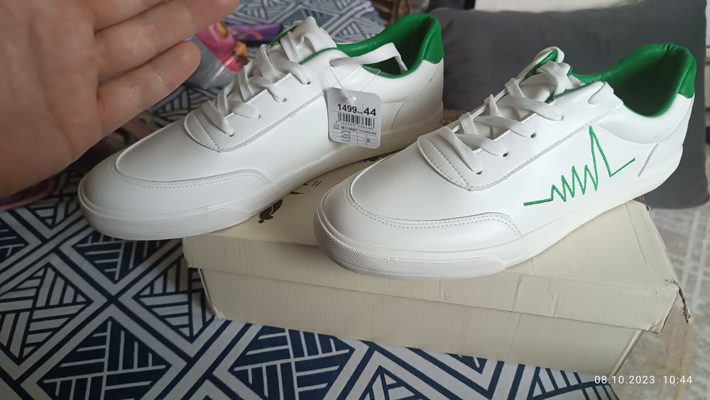 Совершенно новые кроссовки 44 размера