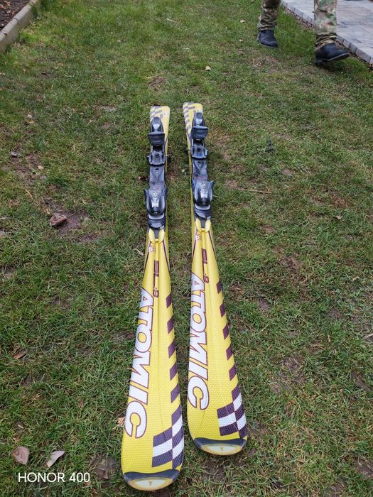 Vând schiuri ATOMIC