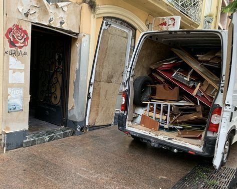 Debarasam mobilier vechi deseuri obiecte diverse haine asiguram manipularea