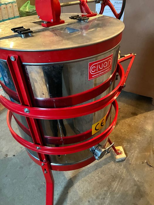 Центрофуга и вана за мед