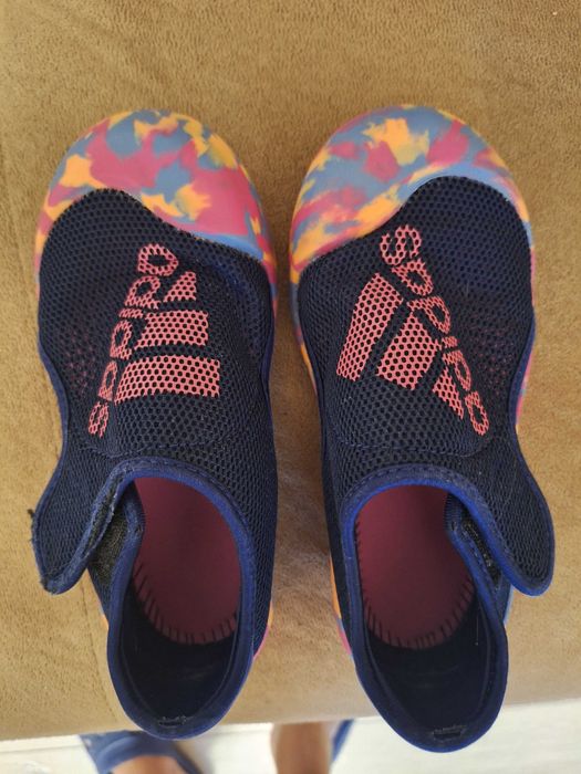 Сандали Адидас носени само в градината