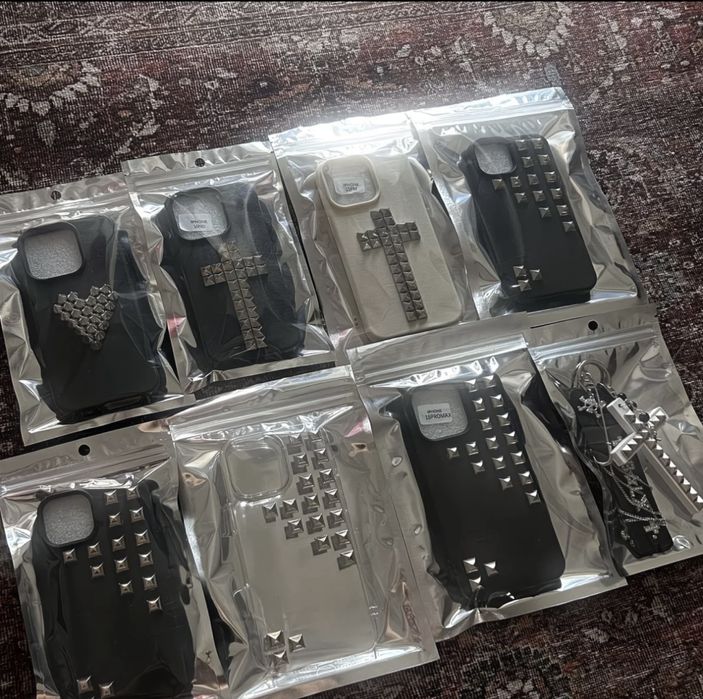 чехол с шипами.