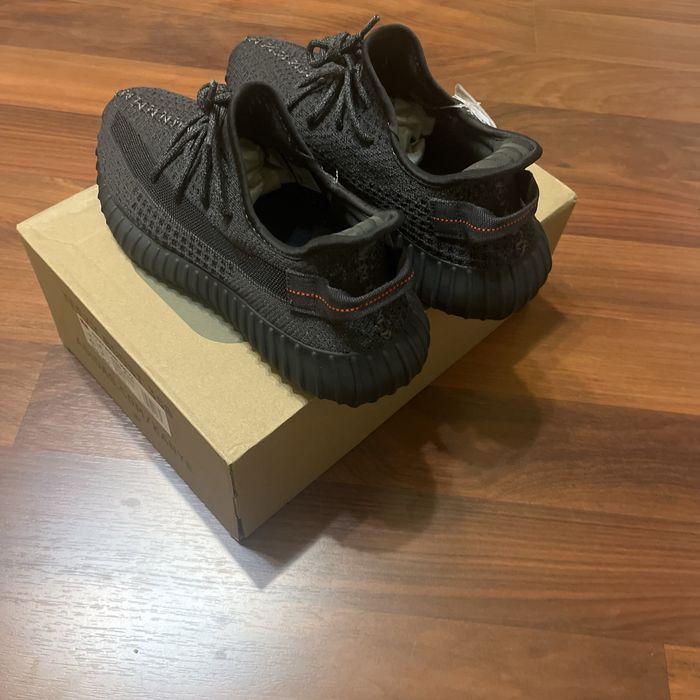 Adidas Yeezy Boost 350 V2 Black 43 1/3 zebra white black carbon onyx beluga bone 500 700