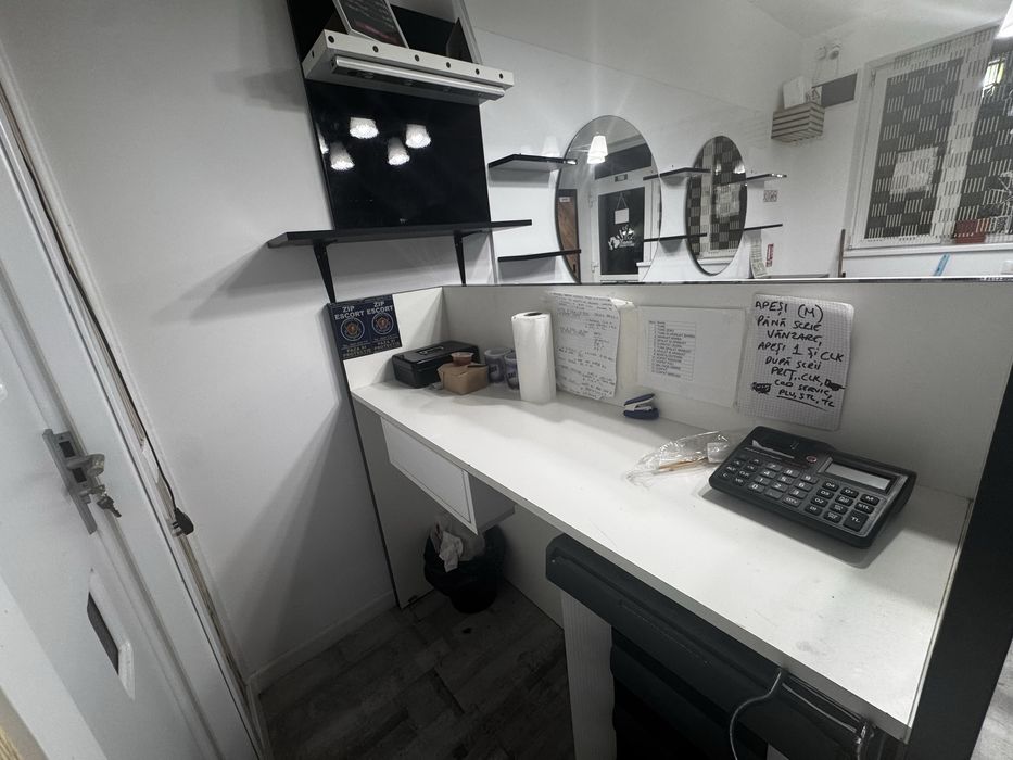 Vând mobilă pentru salon