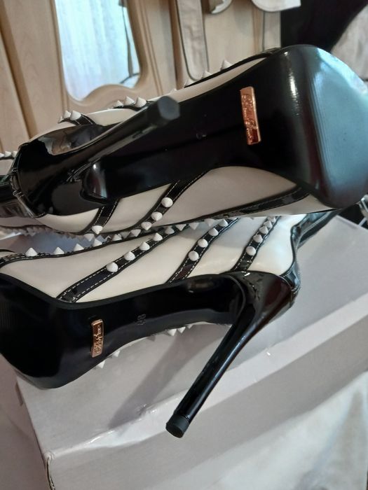 Botine lungi ,toc înalt de 12 cm  Urgent