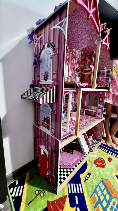 Casuta papusi inaltime 125 cm, lungime 94 cm, latime 32 cm, 16,8 kg