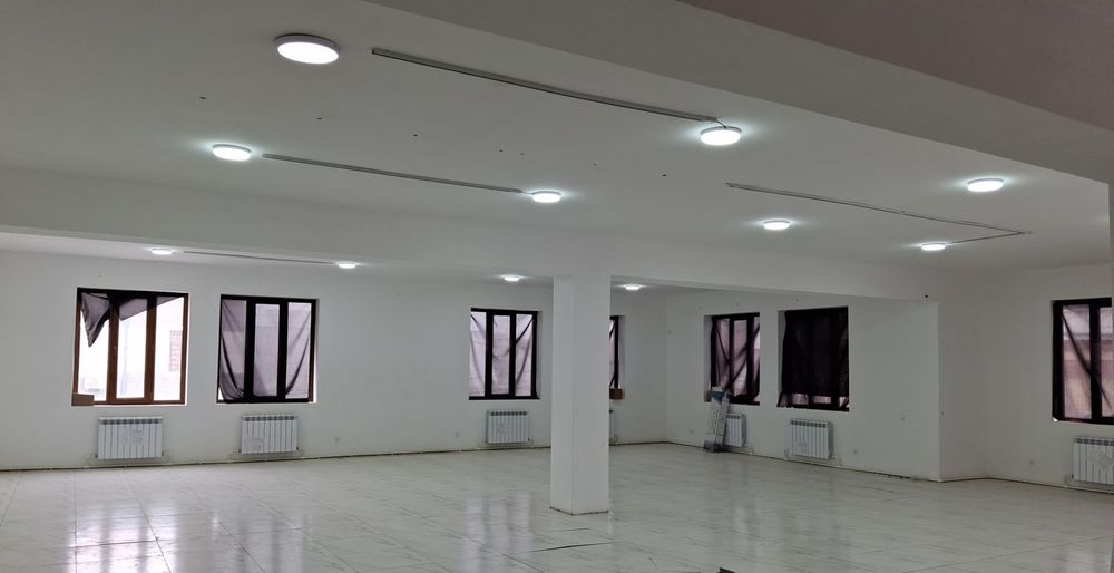 O'quv markaziga muljallangan bino