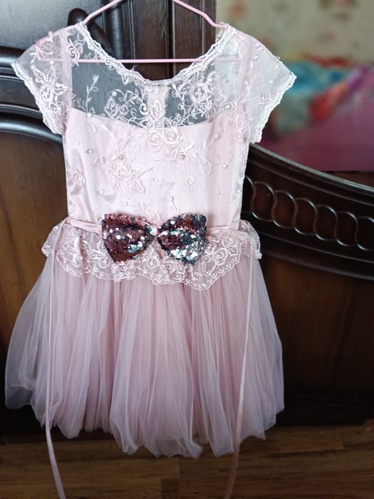 Продаю праздничные платья на девочку