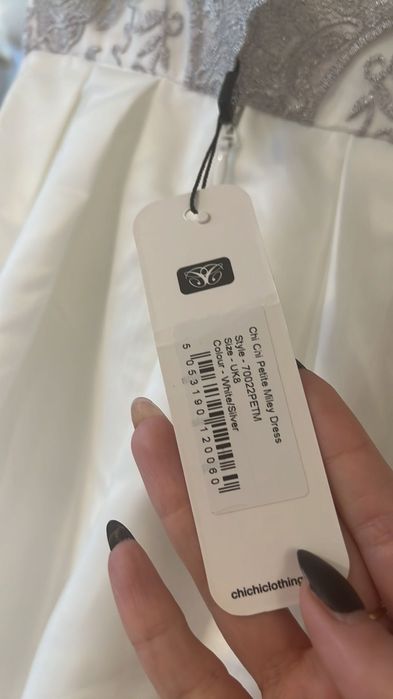 Красива Бяла рокля