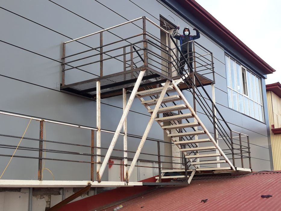Услуга электро сварка лестницы, перила, навесы, отопления и так дале