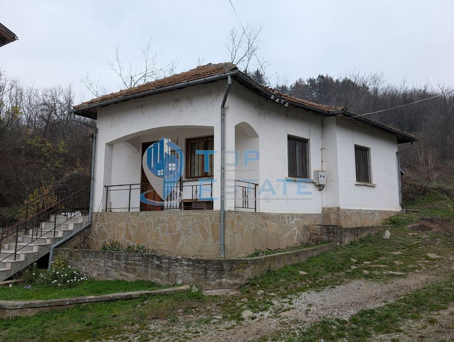 Едноетажна монолитна къща в центъра на град Златарица