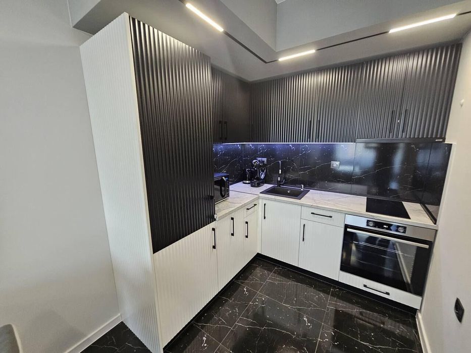 Дава се под наем Двустаен апартамент в Пловдив, Център - 75 кв.м за 725 € - Снимка #2