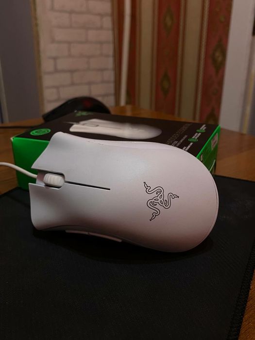 Мышка: Razer DeathAdder. Белый цвет