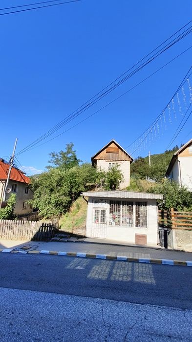 Vând casă+spatiu comercial