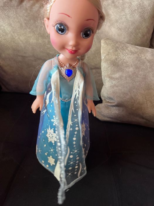 Интерактивна кукла Елза