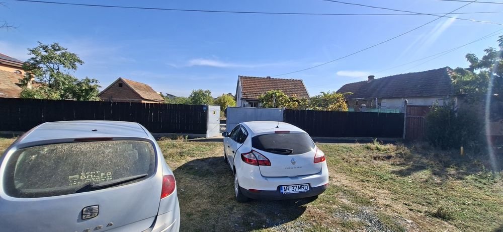Casa micuta de inchiriat, cu curte mare, primim si cu animale de companie fara probleme.