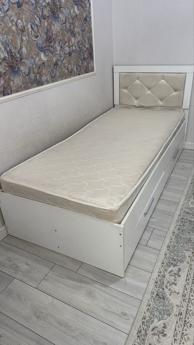 Кровать с матрасом