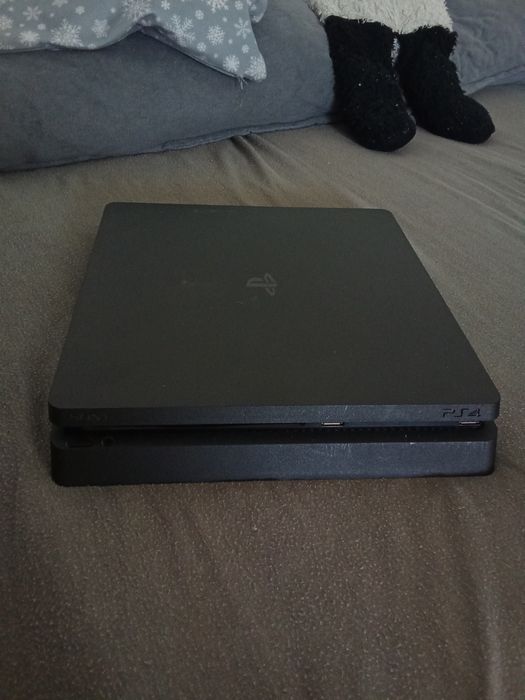 Vând  PlayStation 4 slim urgent!!!