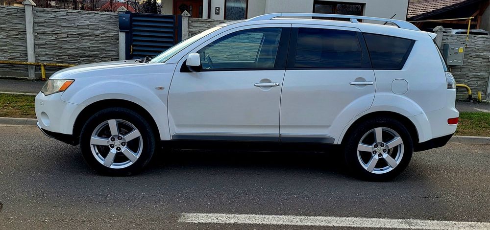 Mitsubishi Qutlender 4×4   7 Locuri