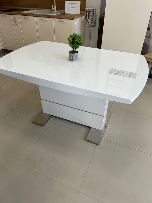 Продавам трапезна маса