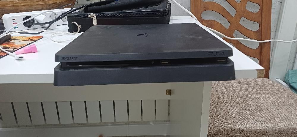 Play Station 4 Slim