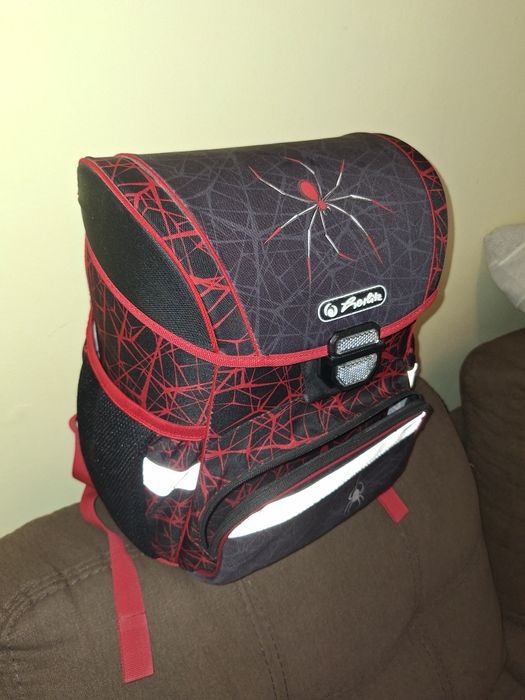 Ученическа раница с твърдо дъно