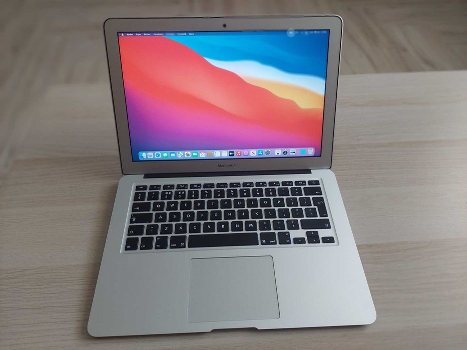 MacBook Air 13” procesor i7, 8 GB RAM, SSD 256 GB, impecabil