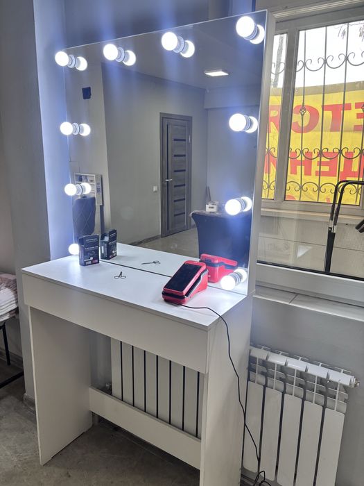 Визажное зеркало с комодом