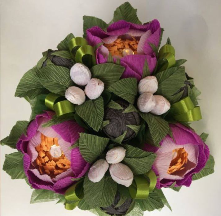 Aranjament floral handmade din hartia creponata cu bomboane la comanda