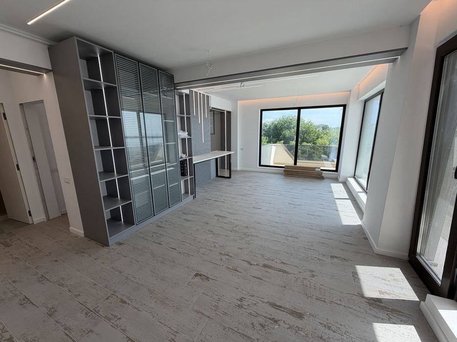 Apartamentul cu 3 camere , 2 băi si 3 terase + 2 locuri parcare si view direct spre portul turistic Mangalia