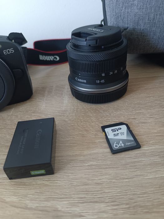 фотоапарат Canon EOS R100 Travel Kit