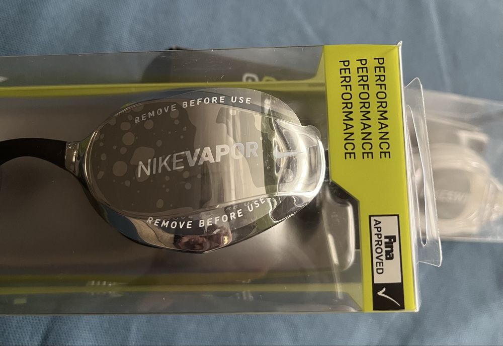 Ochelari de înot Nike.
