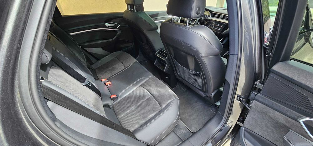 Луксозен автомобил с шофьор за балове, сватби и специални поводи – AUDI e tron 55 quattro/408к.с
