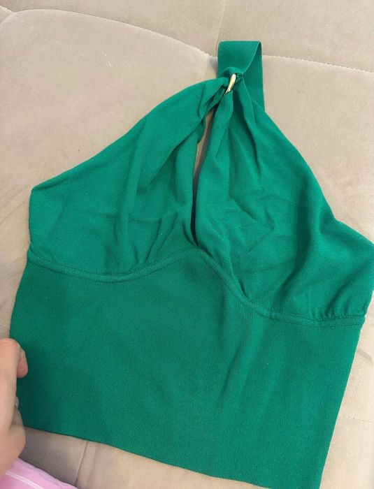 Зеленая кофта топ с кольцами