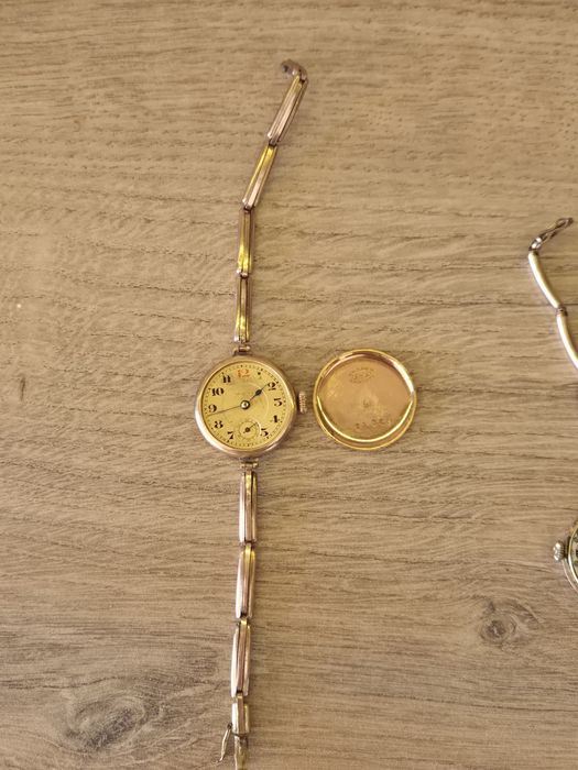 Антични дамски механични часовници