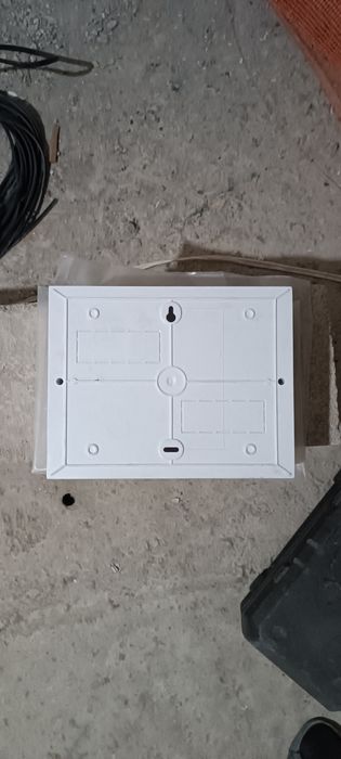 Распределительный щит на 12 модулей.