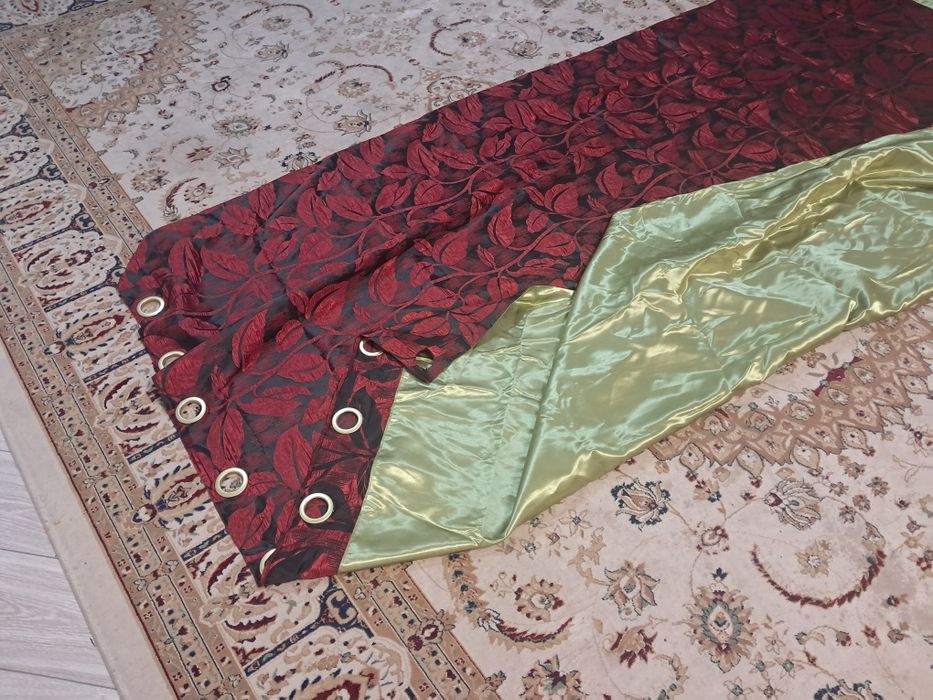 Шторы две штуки продам.