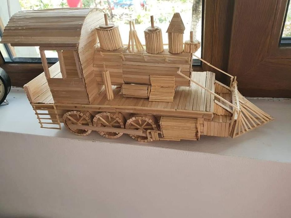 Locomotiva creata din bete de cafea