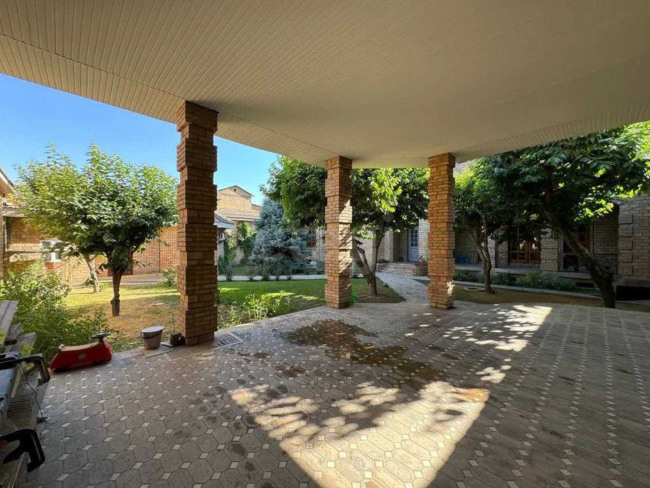 Продается добротный угловой дом в центре Ташкента.