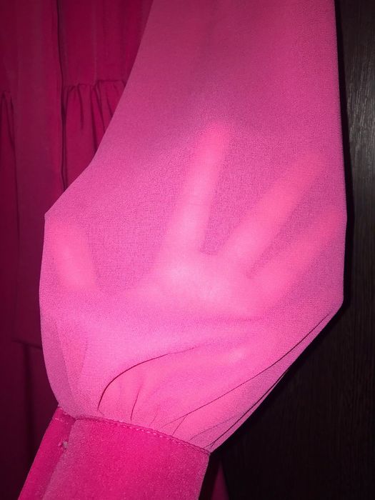 Ярко-розовое платье, длинная