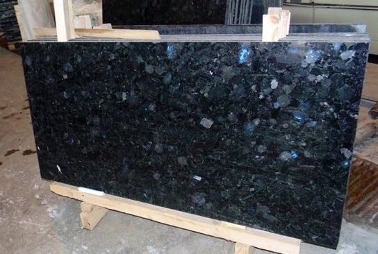 Kapusta Labladarit Tan brown Galaxy black granitlari