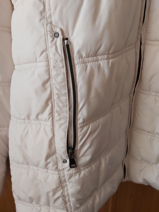 Vând geacă damă elegantă culoare bej.