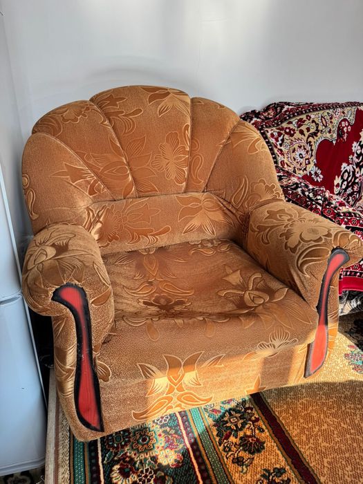 Диван с двумя креслами