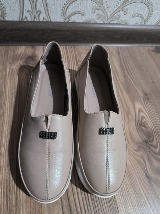 oshxonada kichik kokrakli ayollar