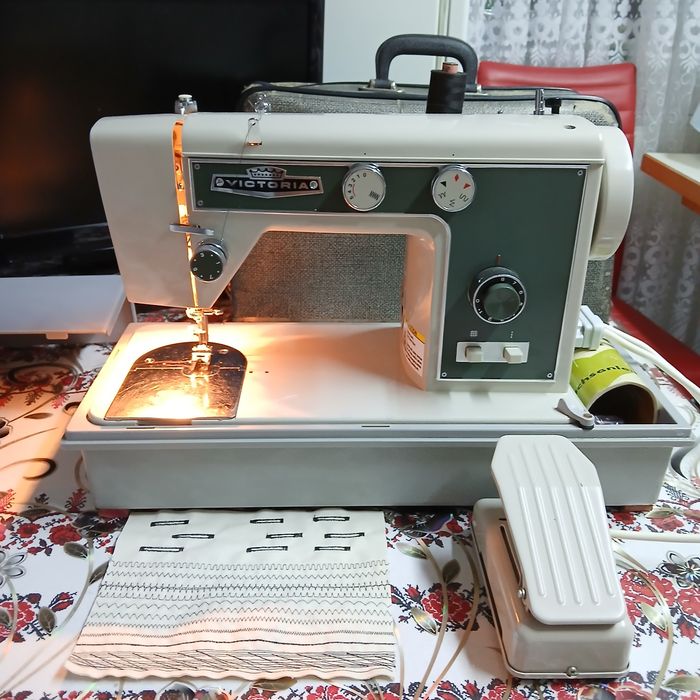 Masina de cusut VCTORIA ZICK ZACK în totalitate din metal