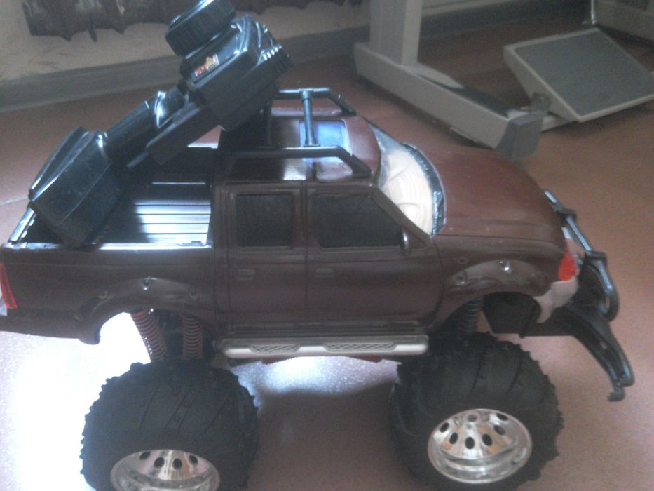 продаётся радиоуправляемый большой коричневый джип