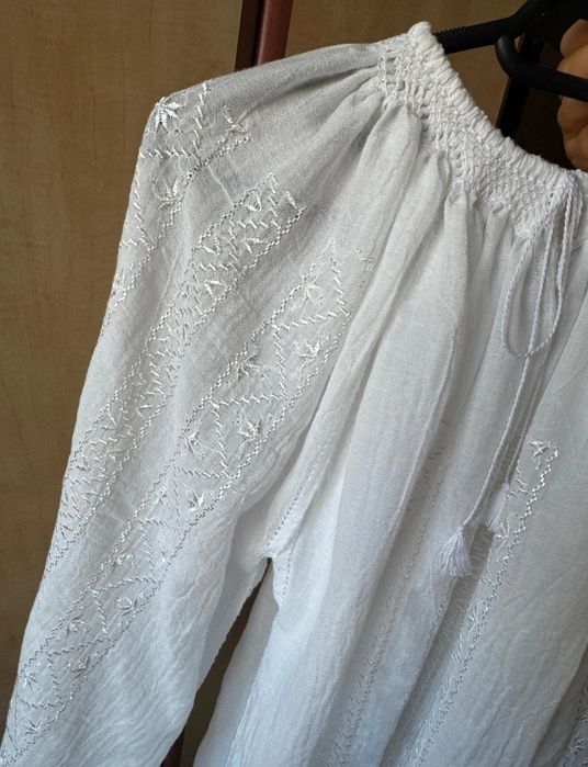 Ie tradițională lucrată manual – model deosebit