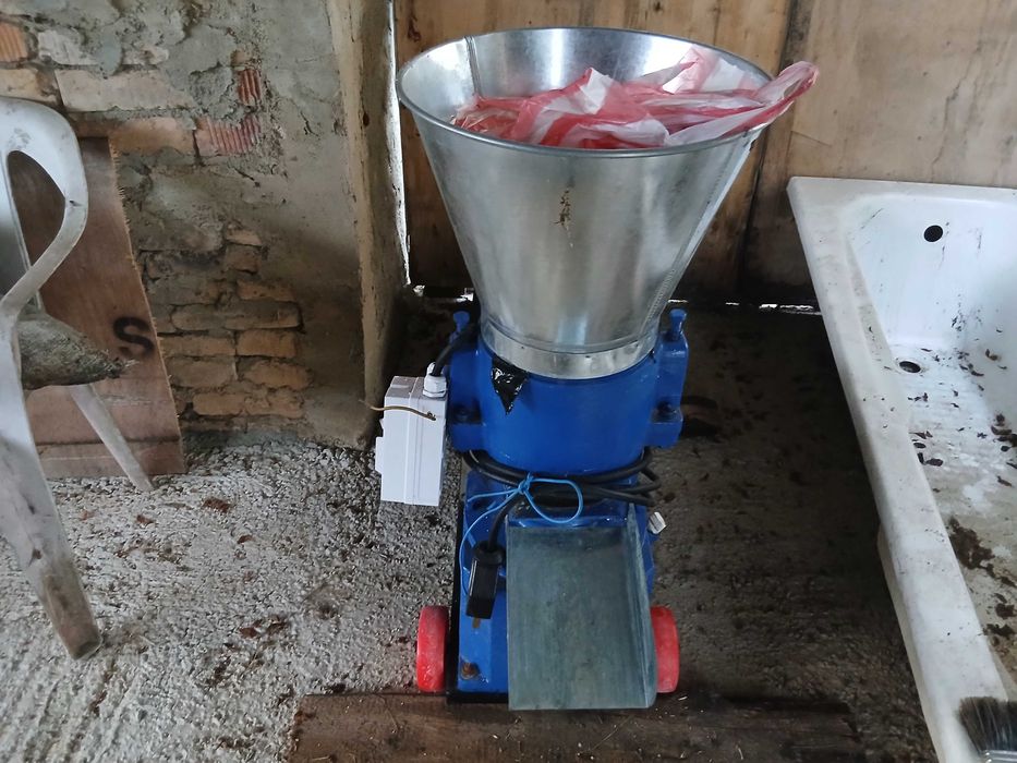 Продвам чисто нова гранул машина и две ярмомелки в добър вид